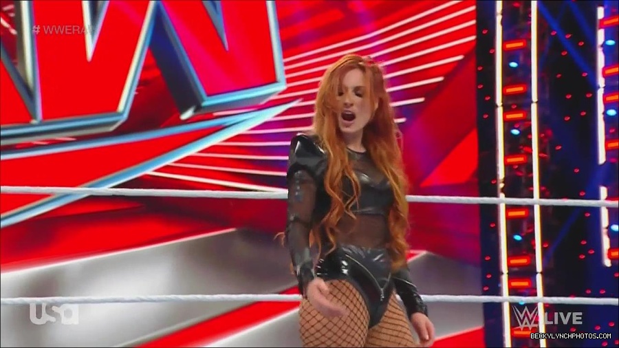 WWE_Monday_Night_Raw_2022_12_05_720p_HDTV_x264-NWCHD_mp4_007151636.jpg