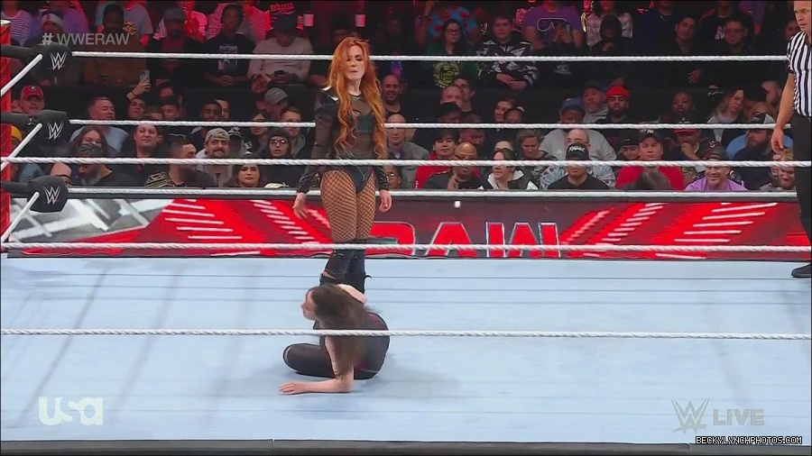 WWE_Monday_Night_Raw_2022_12_05_720p_HDTV_x264-NWCHD_mp4_007153638.jpg