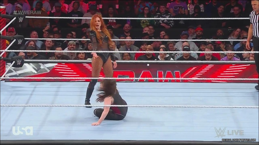 WWE_Monday_Night_Raw_2022_12_05_720p_HDTV_x264-NWCHD_mp4_007154439.jpg