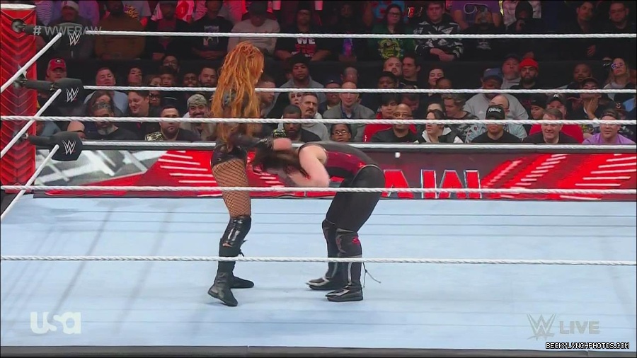 WWE_Monday_Night_Raw_2022_12_05_720p_HDTV_x264-NWCHD_mp4_007160445.jpg