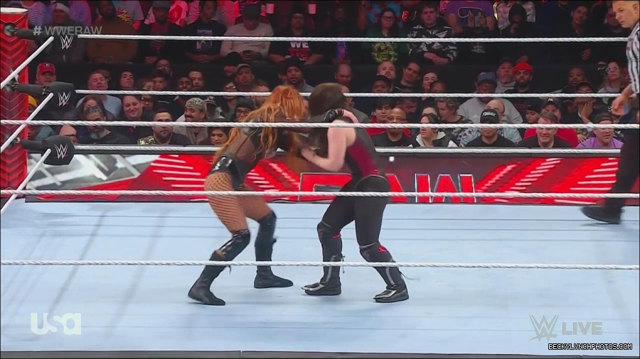 WWE_Monday_Night_Raw_2022_12_05_720p_HDTV_x264-NWCHD_mp4_007161246.jpg