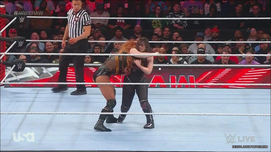 WWE_Monday_Night_Raw_2022_12_05_720p_HDTV_x264-NWCHD_mp4_007164449.jpg