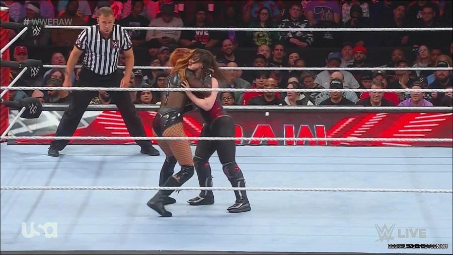 WWE_Monday_Night_Raw_2022_12_05_720p_HDTV_x264-NWCHD_mp4_007166451.jpg