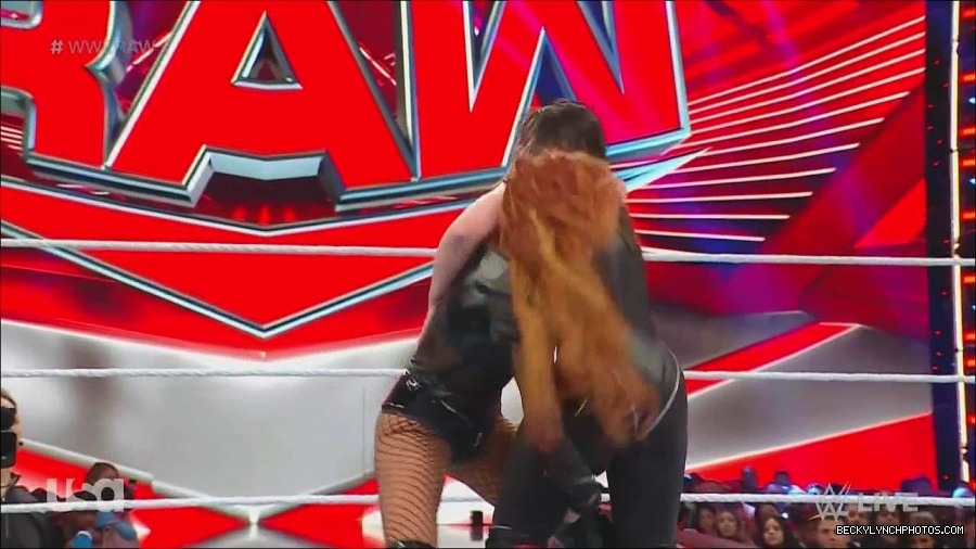 WWE_Monday_Night_Raw_2022_12_05_720p_HDTV_x264-NWCHD_mp4_007168853.jpg