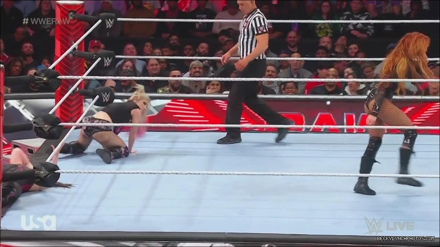 WWE_Monday_Night_Raw_2022_12_05_720p_HDTV_x264-NWCHD_mp4_007172857.jpg