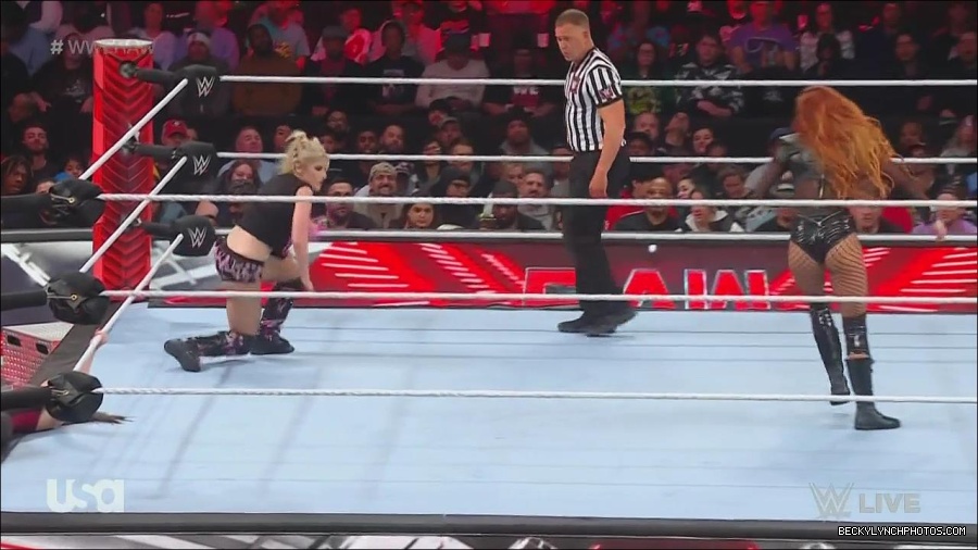WWE_Monday_Night_Raw_2022_12_05_720p_HDTV_x264-NWCHD_mp4_007173258.jpg