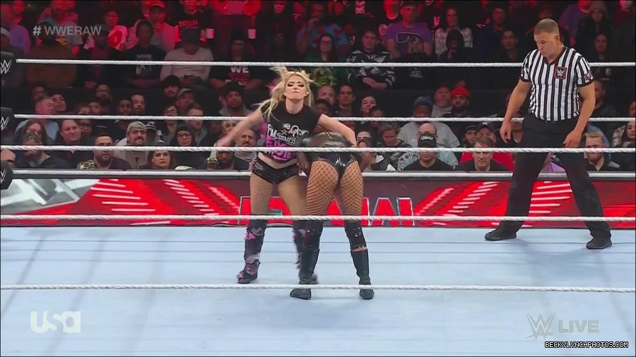 WWE_Monday_Night_Raw_2022_12_05_720p_HDTV_x264-NWCHD_mp4_007175660.jpg