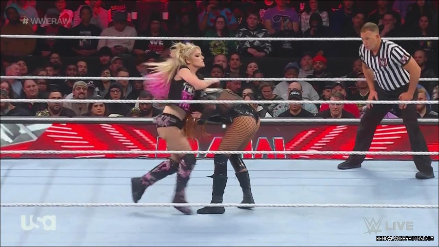 WWE_Monday_Night_Raw_2022_12_05_720p_HDTV_x264-NWCHD_mp4_007176461.jpg