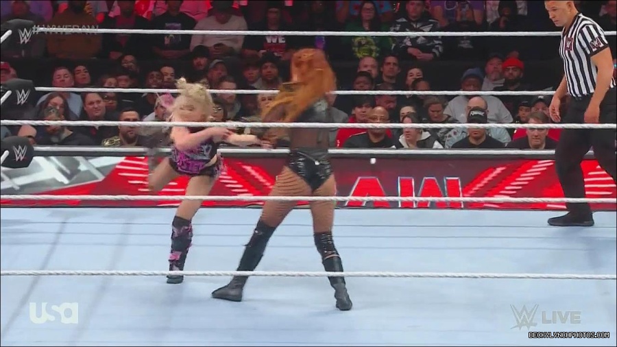 WWE_Monday_Night_Raw_2022_12_05_720p_HDTV_x264-NWCHD_mp4_007178863.jpg