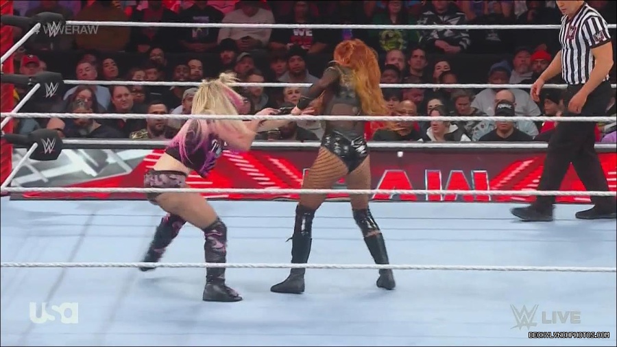 WWE_Monday_Night_Raw_2022_12_05_720p_HDTV_x264-NWCHD_mp4_007179264.jpg