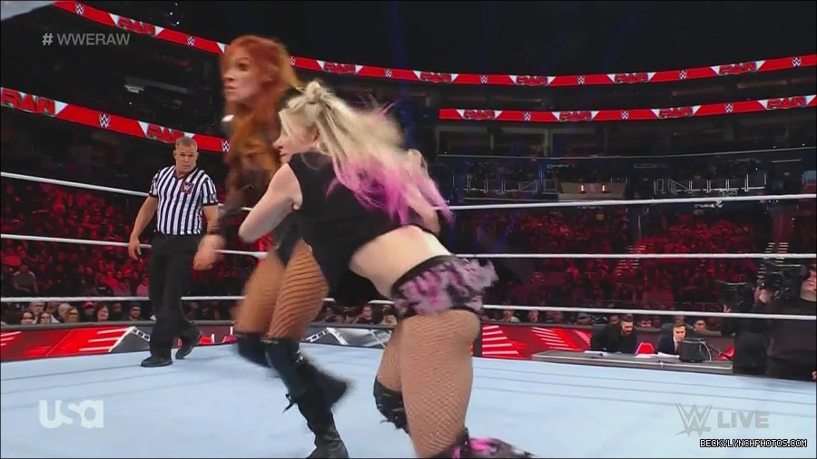 WWE_Monday_Night_Raw_2022_12_05_720p_HDTV_x264-NWCHD_mp4_007179664.jpg