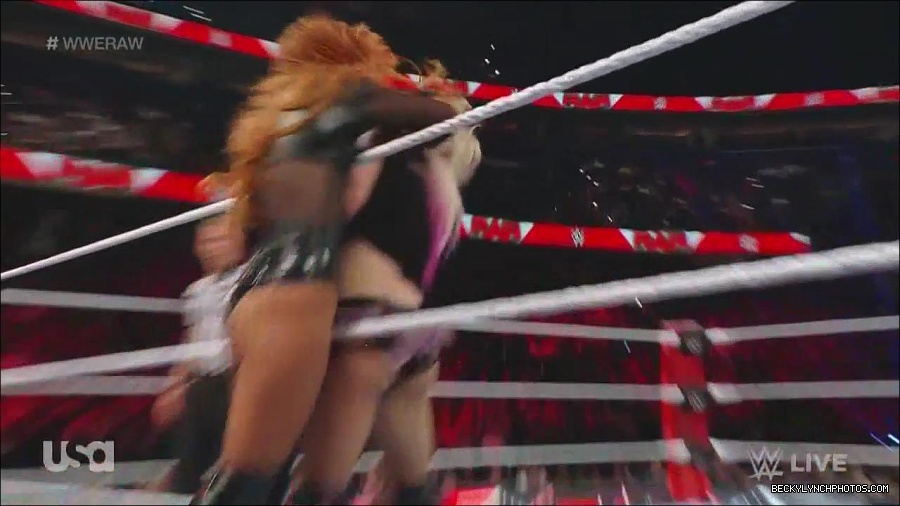 WWE_Monday_Night_Raw_2022_12_05_720p_HDTV_x264-NWCHD_mp4_007182467.jpg