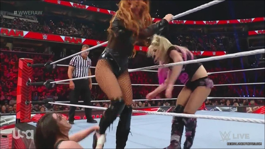 WWE_Monday_Night_Raw_2022_12_05_720p_HDTV_x264-NWCHD_mp4_007184068.jpg