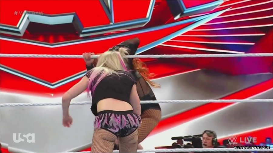 WWE_Monday_Night_Raw_2022_12_05_720p_HDTV_x264-NWCHD_mp4_007184469.jpg