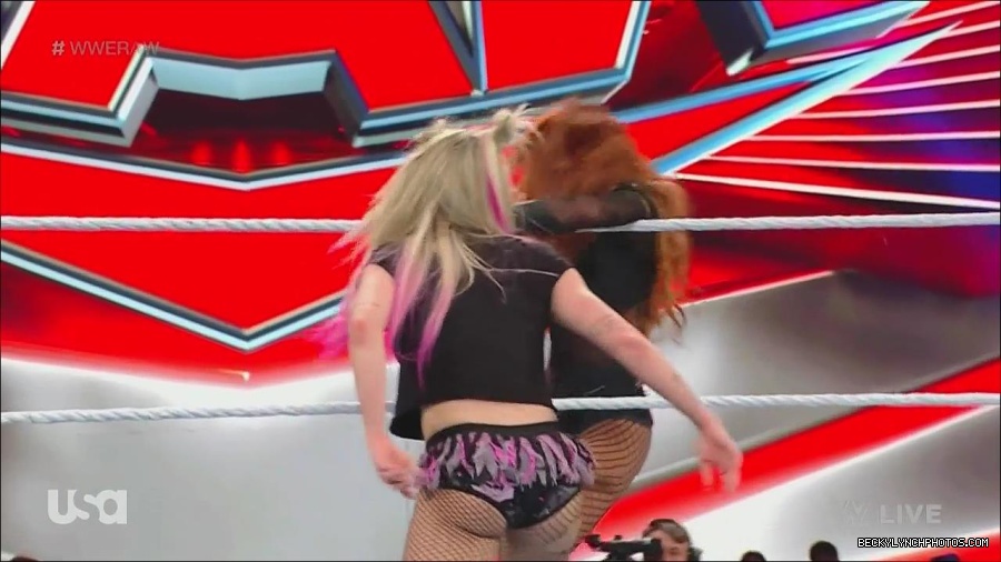 WWE_Monday_Night_Raw_2022_12_05_720p_HDTV_x264-NWCHD_mp4_007184869.jpg