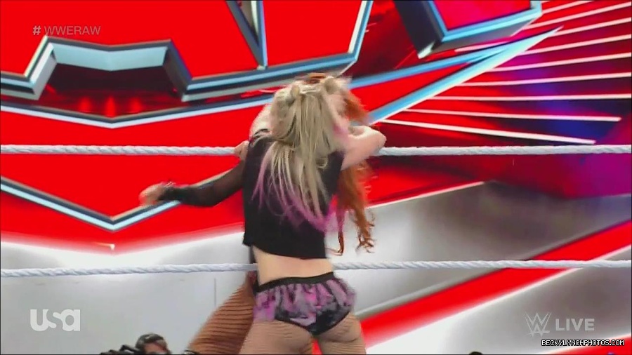 WWE_Monday_Night_Raw_2022_12_05_720p_HDTV_x264-NWCHD_mp4_007186070.jpg