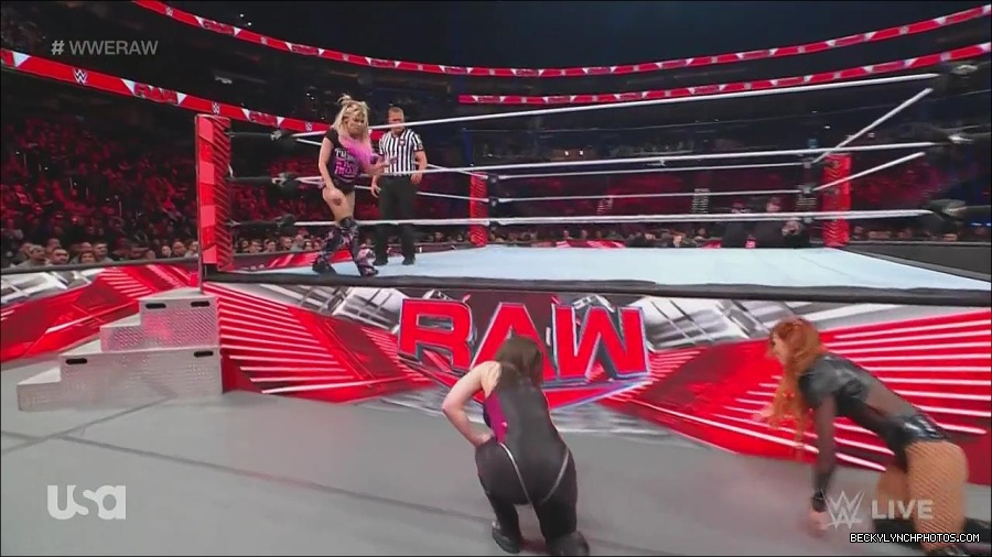 WWE_Monday_Night_Raw_2022_12_05_720p_HDTV_x264-NWCHD_mp4_007193678.jpg