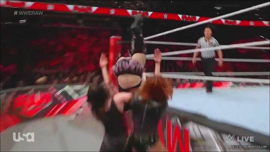 WWE_Monday_Night_Raw_2022_12_05_720p_HDTV_x264-NWCHD_mp4_007196080.jpg