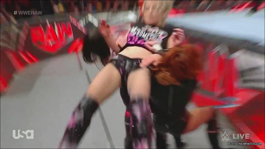 WWE_Monday_Night_Raw_2022_12_05_720p_HDTV_x264-NWCHD_mp4_007196481.jpg