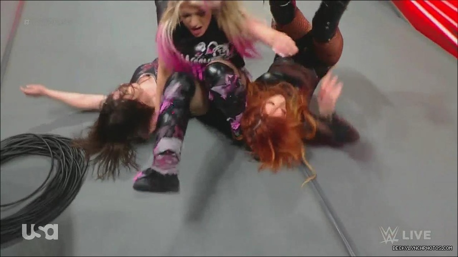 WWE_Monday_Night_Raw_2022_12_05_720p_HDTV_x264-NWCHD_mp4_007197282.jpg