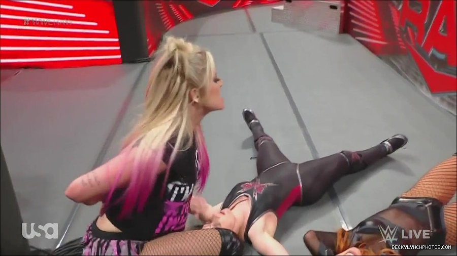 WWE_Monday_Night_Raw_2022_12_05_720p_HDTV_x264-NWCHD_mp4_007200084.jpg