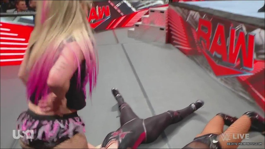 WWE_Monday_Night_Raw_2022_12_05_720p_HDTV_x264-NWCHD_mp4_007200485.jpg