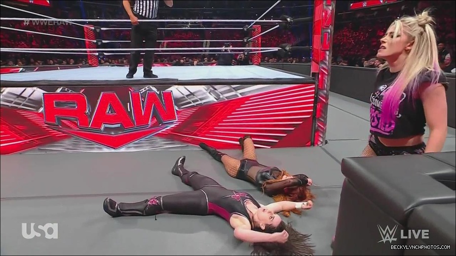 WWE_Monday_Night_Raw_2022_12_05_720p_HDTV_x264-NWCHD_mp4_007201286.jpg