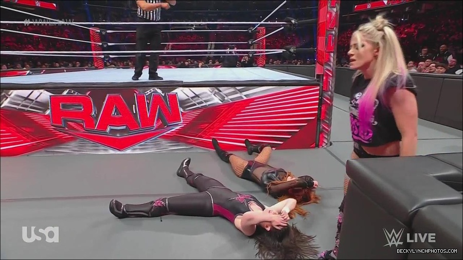 WWE_Monday_Night_Raw_2022_12_05_720p_HDTV_x264-NWCHD_mp4_007201686.jpg