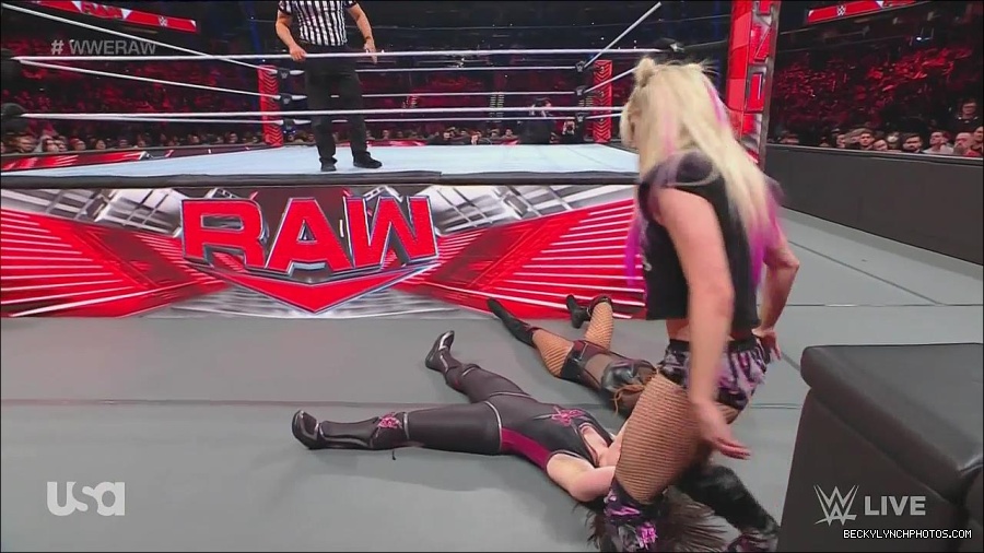 WWE_Monday_Night_Raw_2022_12_05_720p_HDTV_x264-NWCHD_mp4_007202487.jpg