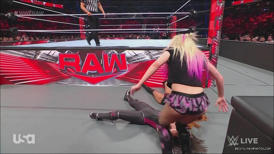 WWE_Monday_Night_Raw_2022_12_05_720p_HDTV_x264-NWCHD_mp4_007202887.jpg