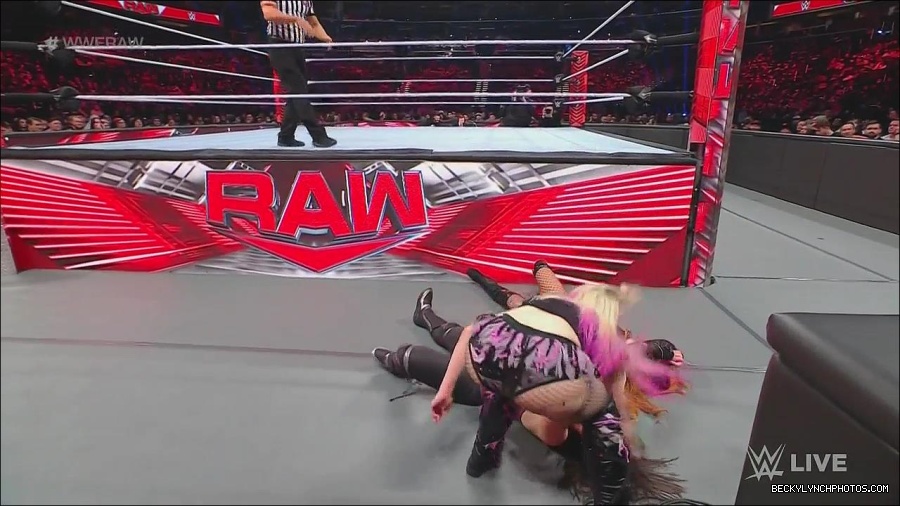 WWE_Monday_Night_Raw_2022_12_05_720p_HDTV_x264-NWCHD_mp4_007203288.jpg