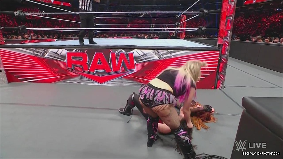 WWE_Monday_Night_Raw_2022_12_05_720p_HDTV_x264-NWCHD_mp4_007203688.jpg