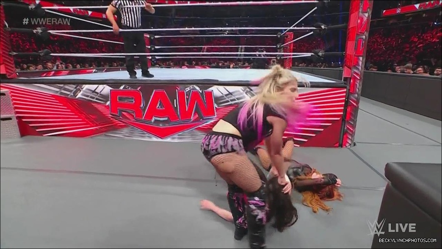 WWE_Monday_Night_Raw_2022_12_05_720p_HDTV_x264-NWCHD_mp4_007204088.jpg