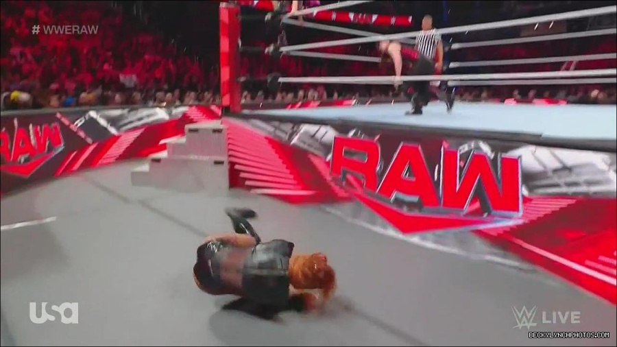 WWE_Monday_Night_Raw_2022_12_05_720p_HDTV_x264-NWCHD_mp4_007238523.jpg