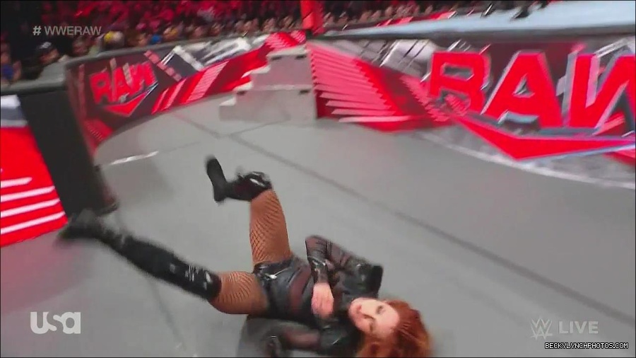 WWE_Monday_Night_Raw_2022_12_05_720p_HDTV_x264-NWCHD_mp4_007238923.jpg