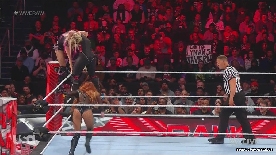 WWE_Monday_Night_Raw_2022_12_05_720p_HDTV_x264-NWCHD_mp4_007250935.jpg