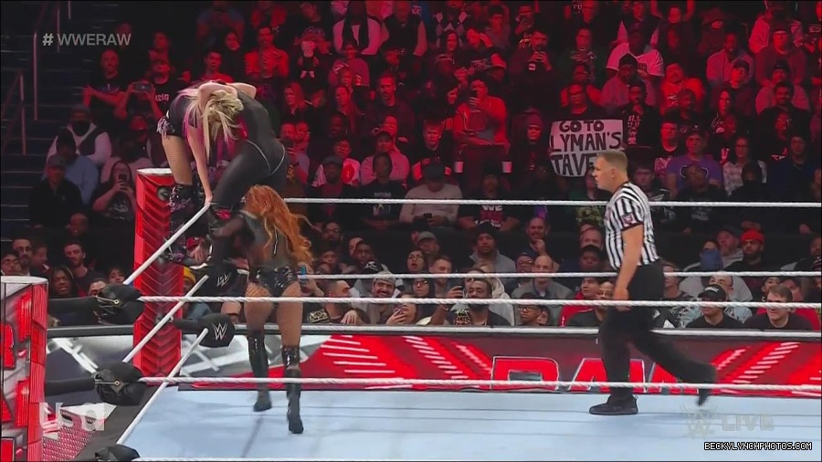 WWE_Monday_Night_Raw_2022_12_05_720p_HDTV_x264-NWCHD_mp4_007251336.jpg