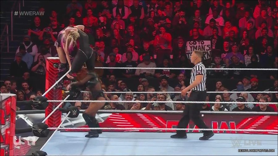 WWE_Monday_Night_Raw_2022_12_05_720p_HDTV_x264-NWCHD_mp4_007251736.jpg