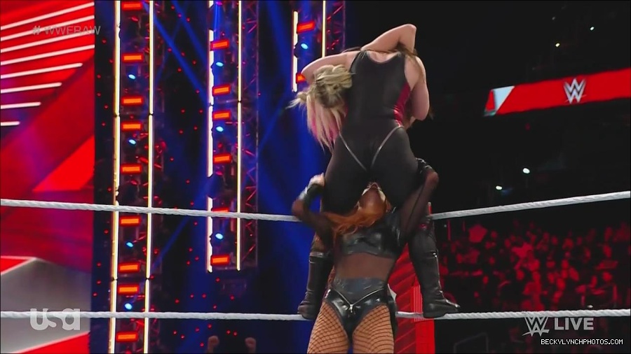 WWE_Monday_Night_Raw_2022_12_05_720p_HDTV_x264-NWCHD_mp4_007252537.jpg