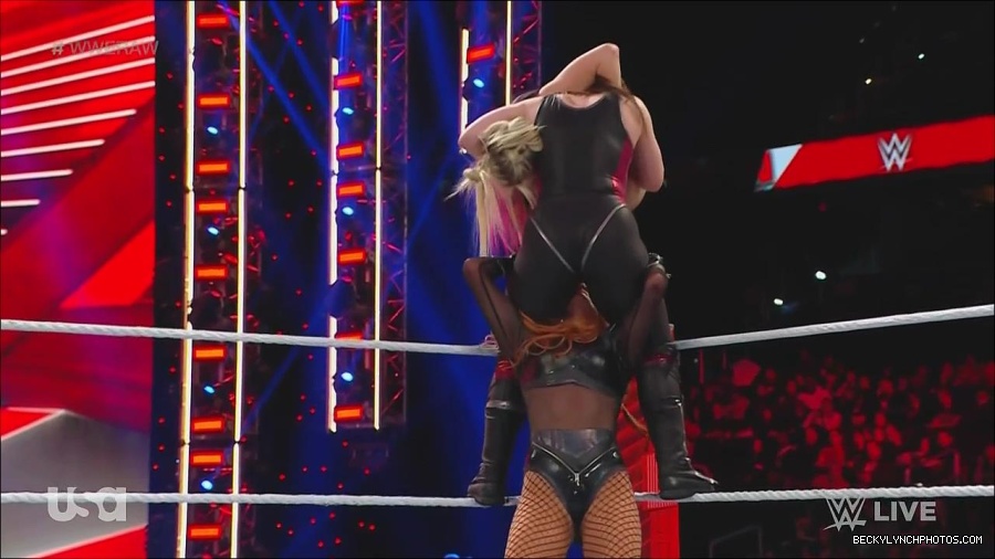 WWE_Monday_Night_Raw_2022_12_05_720p_HDTV_x264-NWCHD_mp4_007252937.jpg