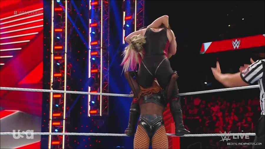WWE_Monday_Night_Raw_2022_12_05_720p_HDTV_x264-NWCHD_mp4_007253338.jpg