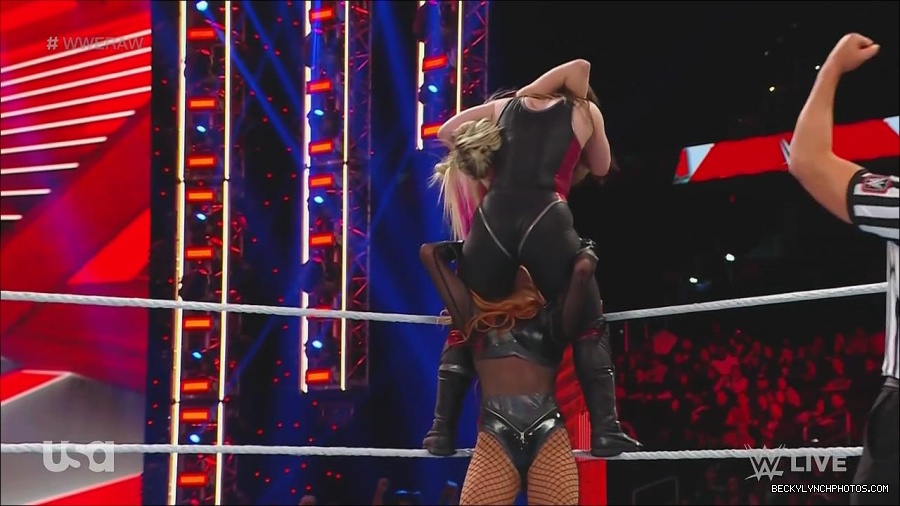 WWE_Monday_Night_Raw_2022_12_05_720p_HDTV_x264-NWCHD_mp4_007253738.jpg