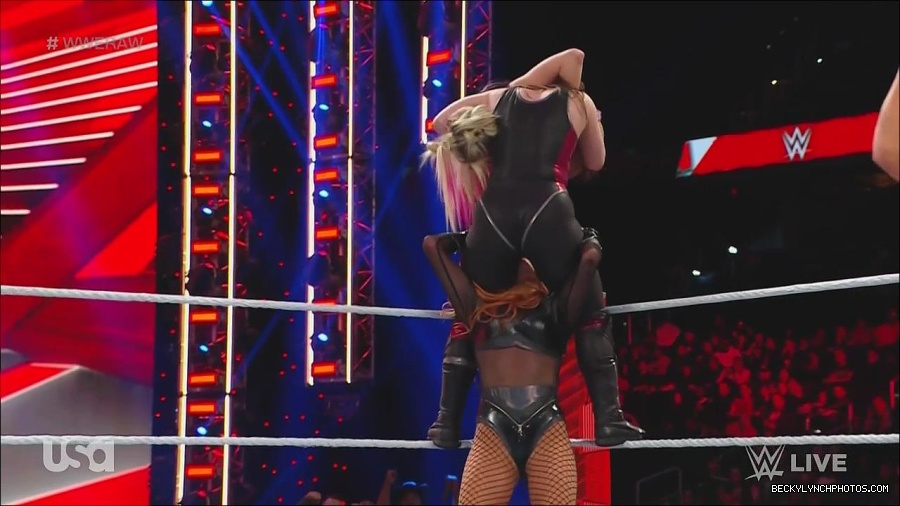 WWE_Monday_Night_Raw_2022_12_05_720p_HDTV_x264-NWCHD_mp4_007254138.jpg