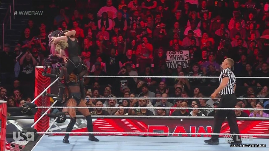 WWE_Monday_Night_Raw_2022_12_05_720p_HDTV_x264-NWCHD_mp4_007255340.jpg