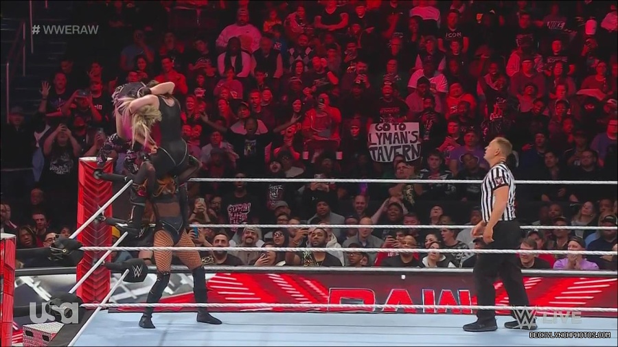 WWE_Monday_Night_Raw_2022_12_05_720p_HDTV_x264-NWCHD_mp4_007256140.jpg