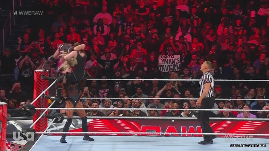 WWE_Monday_Night_Raw_2022_12_05_720p_HDTV_x264-NWCHD_mp4_007256541.jpg