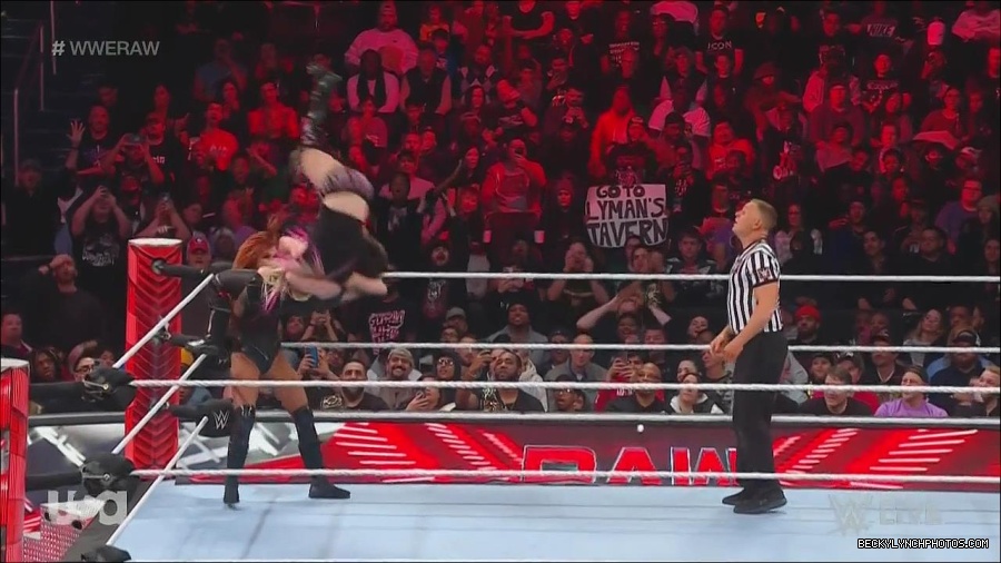 WWE_Monday_Night_Raw_2022_12_05_720p_HDTV_x264-NWCHD_mp4_007256941.jpg