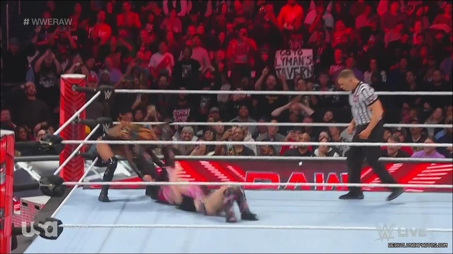 WWE_Monday_Night_Raw_2022_12_05_720p_HDTV_x264-NWCHD_mp4_007257342.jpg
