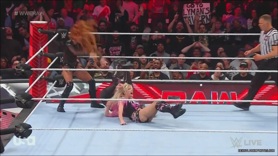 WWE_Monday_Night_Raw_2022_12_05_720p_HDTV_x264-NWCHD_mp4_007257742.jpg