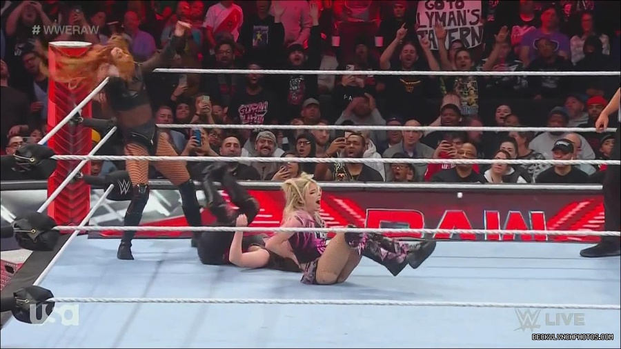 WWE_Monday_Night_Raw_2022_12_05_720p_HDTV_x264-NWCHD_mp4_007258142.jpg